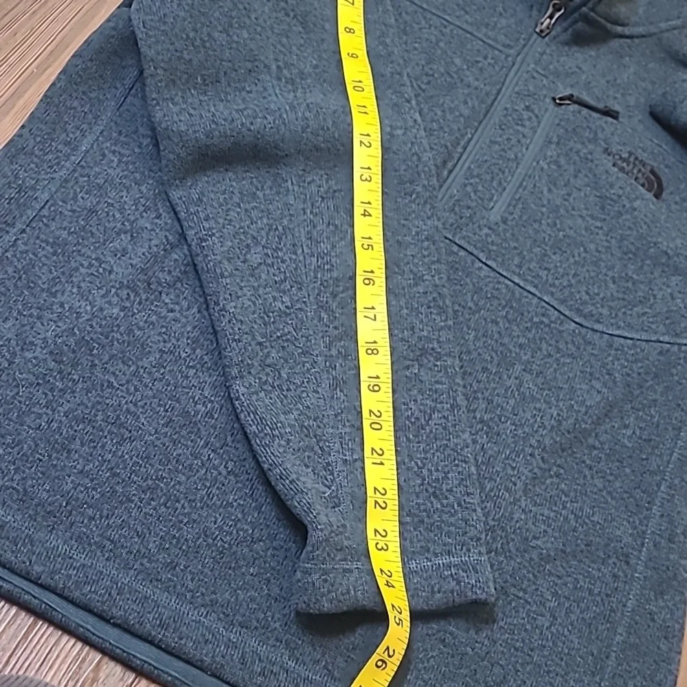 The North Face Gray Fleece Jacket for men colo blue zise m used good condition.